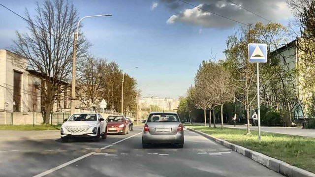 В Питере байкер мощно впечатался в иномарку, которая не уступила ему дорогу: мужчина погиб, от удара у него смялась голова