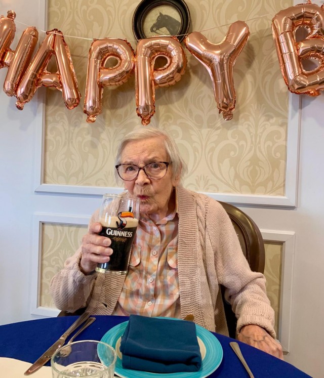 105-летняя женщина поделилась секретом своего долголетия – это пиво и отсутствие отношений