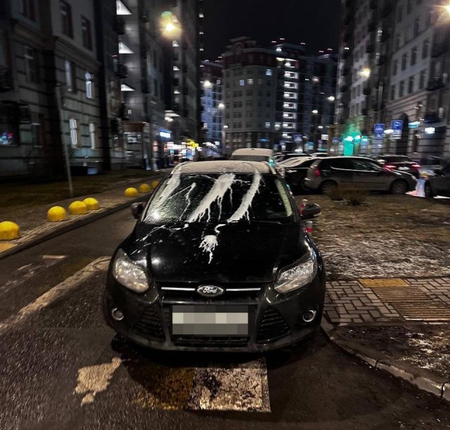 В Новой Москве неизвестный обливает кефиром машины за неправильную парковку. 