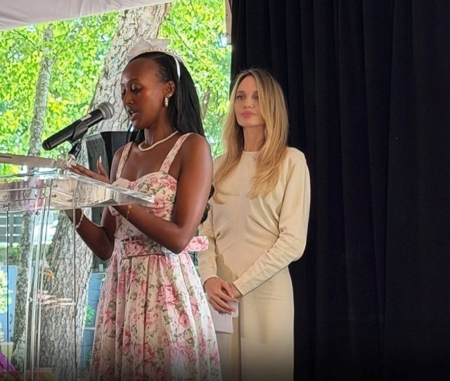 Анджелину Джоли не узнали на новых кадрах из колледжа дочери