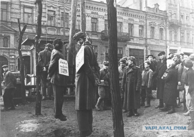 Украинские активисты на границе с Крымом пели