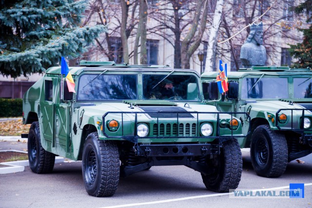 На центральной площади Кишинева появилась военная техника США