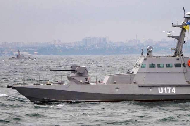 Три корабля ВМС Украины пересекли российскую границу