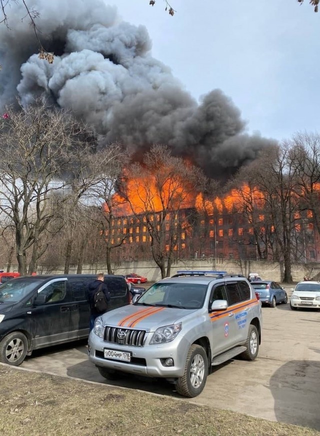 На Октябрьской набережной в здании "Невской Мануфактуры" в Петербурге крупный пожар