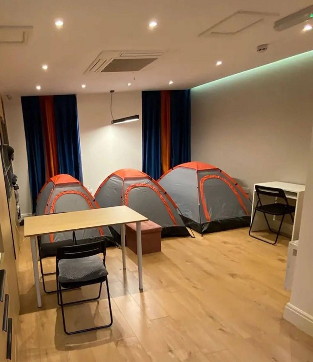Очередная безумная находка на Airbnb. Ушлый домовладелец в Лондоне поставил в своей квартире три палатки и сдает их отдельно
