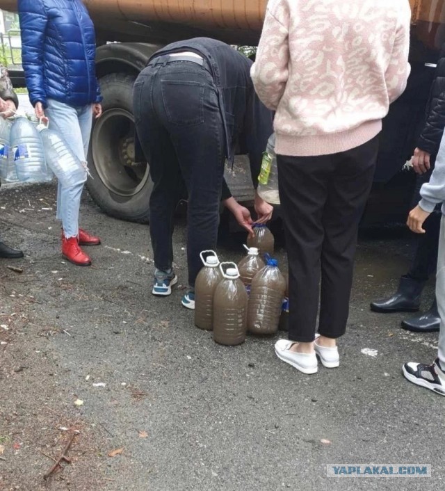 Жителям затопленного челябинского города привезли коричневую воду