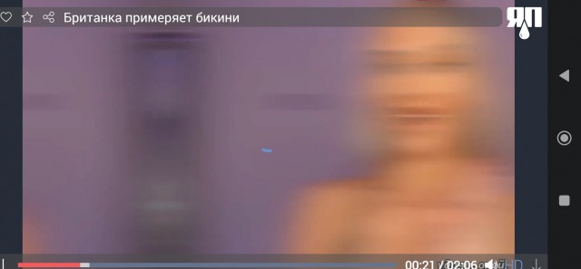 Британка примеряет элегантный бикини