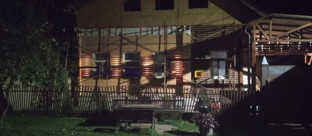Фасад дома из самодельного планкена.