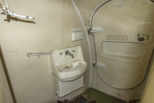 Гигант Ту-114 и кроха Як-40 в музее ВВС