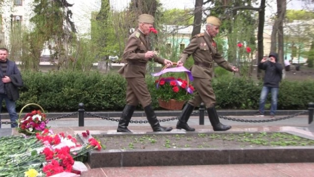 Украинские ветераны почтили память Ватутина, несмотря на запреты властей.