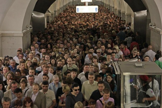 Огромные очереди в метро в Москве!