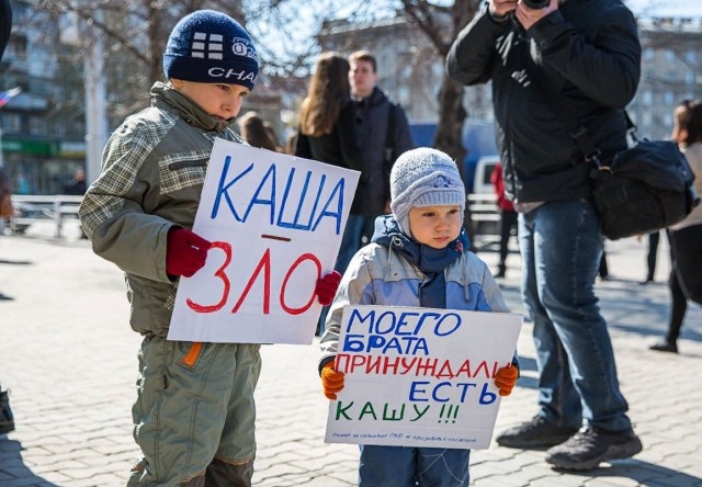 "Страна, которой нет" и "Полная дичь". Фото силовиков на фоне вывесок и надписей