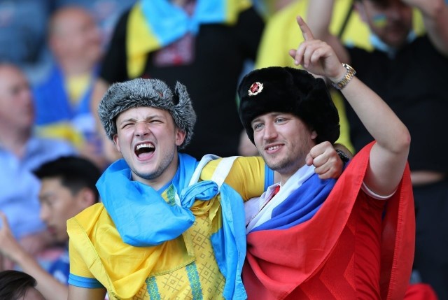 Болельщику с флагом России порвали футболку на трибуне с украинскими фанатами на матче Евро-2020