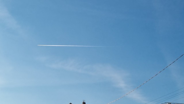 Помощник дежурного в ФСБ по Новосибирской области принимает жалобу на полосы от самолетов в небе