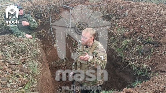 Старший сержант-наводчик Виталий Милонов, копающий окопы где-то на Донбассе