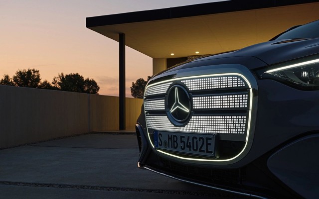 Mercedes-Benz показал электрический кроссовер GLC с технологией EQ