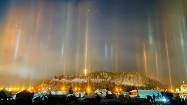Гигантские световые столбы этой ночью видели по всей России