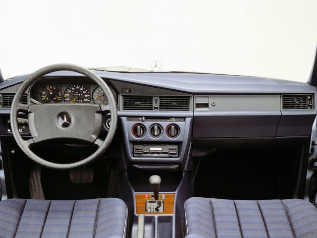 Капсула времени: Mercedes-Benz 190 W201 1993 года с пробегом 4592 км