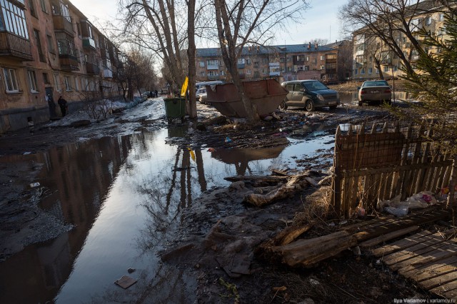 Севастопольца, сломавшего памятник Героям Небесной сотни в Киеве, посадили на четыре месяца