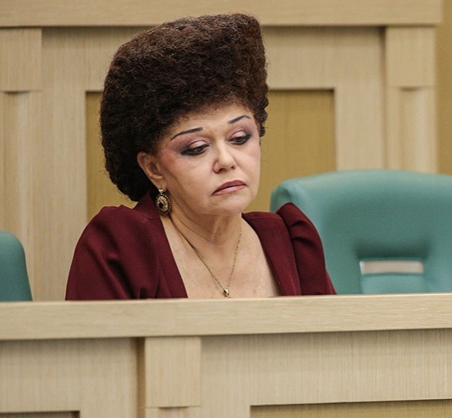 Сенаторша с вороньим гнездом на голове покидает Совет Федерации
