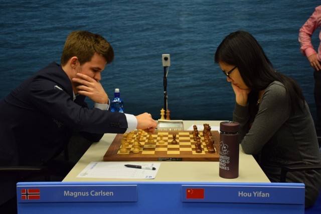 Почему женщины и мужчины играют в шахматы раздельно?