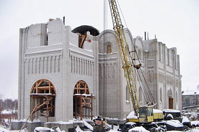 Патриарх Кирилл: В Москве строится 200 храмов, но этого мало