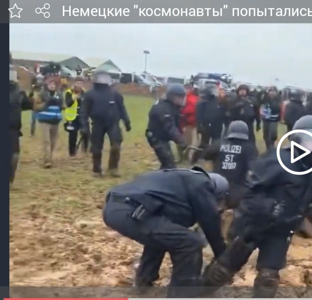 Немецкие "космонавты" попытались разогнать очередной протест у деревеньки Лютцерат