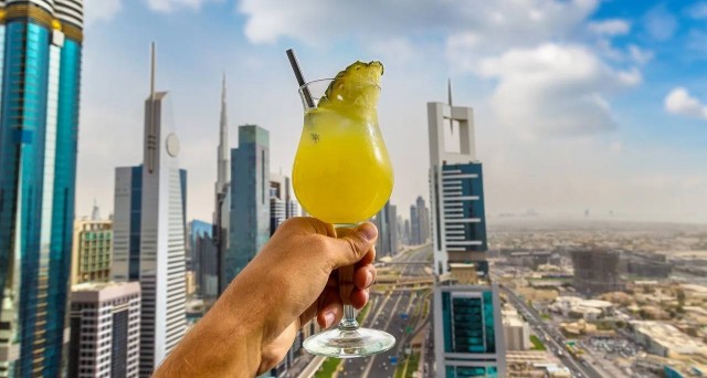 Саудовская Аравия завершает 73-летний запрет на алкоголь.