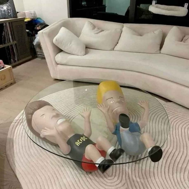 33 года назад в этот день в эфир MTV ворвались два отбитых на всю голову персонажа - Бивис и Баттхед