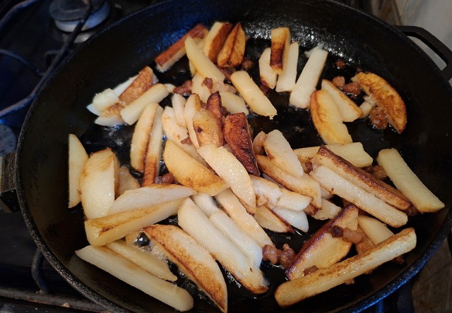 Картофель жаренный на сале с луком и чесноком