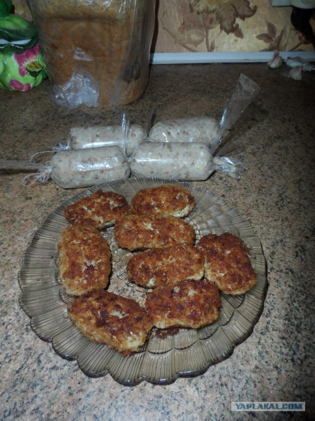 Куриные колбаски с гречей и котлетки