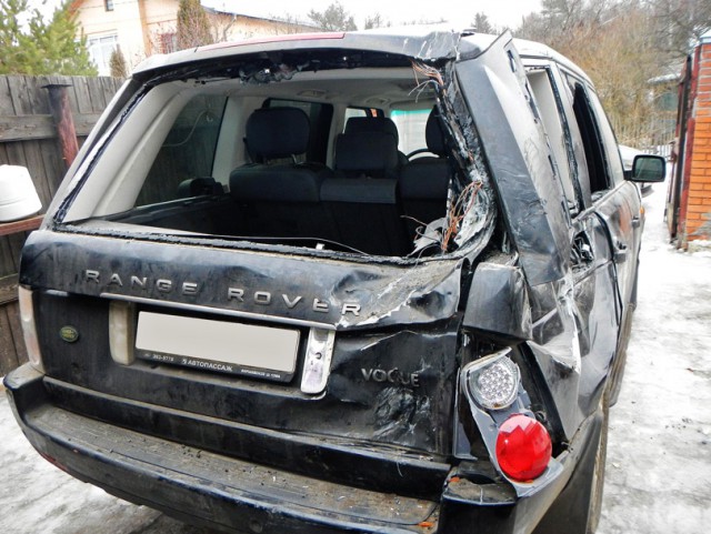 Челябинец в знак протеста против британских санкций разбил кувалдой Range Rover соседа