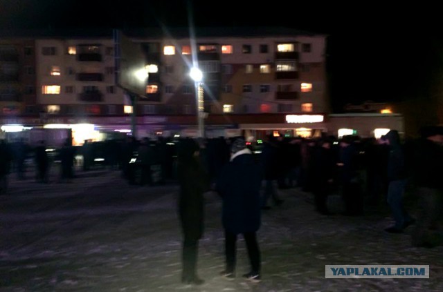 В башкирском городе Сибай начался стихийный митинг после драки в кафе, принадлежащем курдам