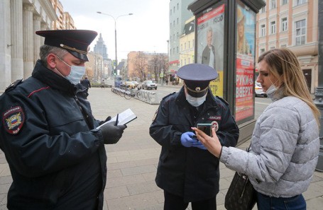 «Я на месте стою!» Растет число конфликтов между вышедшими на улицу гражданами и полицейскими