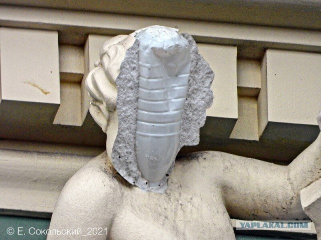 На доме в Одессе обвалилась голова статуи, которую сделали из бутылки