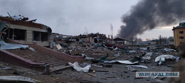 Еще видео с последствиями удара по Яворовскому полигону под Львовом