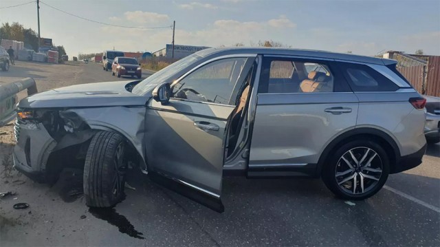 Странное ДТП произошло во Владимире: покупатель не успел забрать новый кроссовер, так как его разбил менеджер