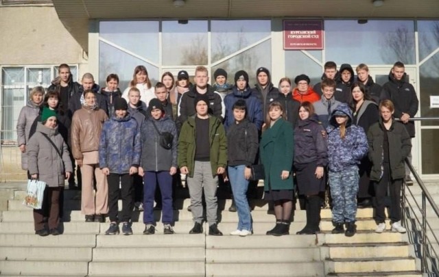В Кургане школьников в рамках «борьбы с наркоманией» привели на суд над их сверстником-закладчиком.