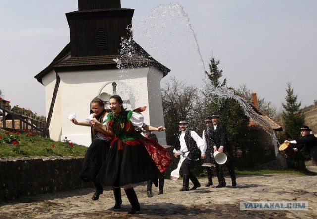 В Венгрии девки "намокают" перед Пасхой