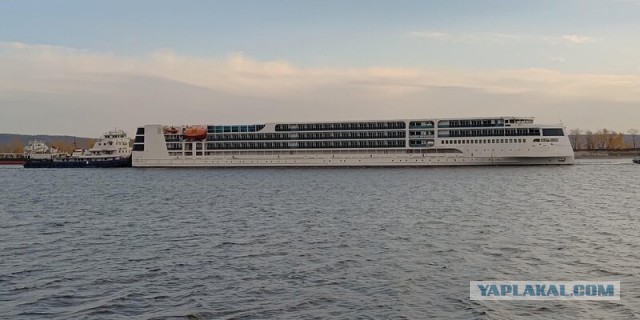 Лайнер «Владимир Жириновский» заметили у берегов Нижнего Новгорода