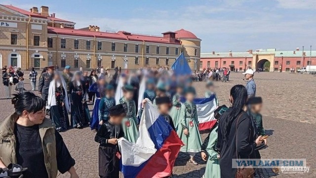 В Петербурге из-за флага в отдел доставили руководителя крымского ансамбля. Заложники ситуации — дети