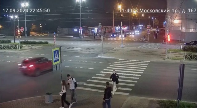 Мазда начала пересекать 8 полос + трамвайные пути на желтый (почти красный) сигнал светофора, но виноват БМВ ехавший на зеленый