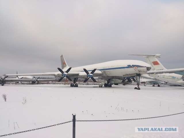 Гигант Ту-114 и кроха Як-40 в музее ВВС