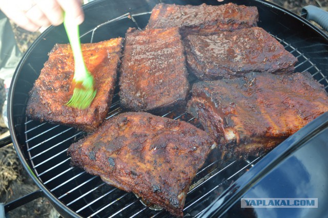 Копченые свиные ребрышки барбекю.
