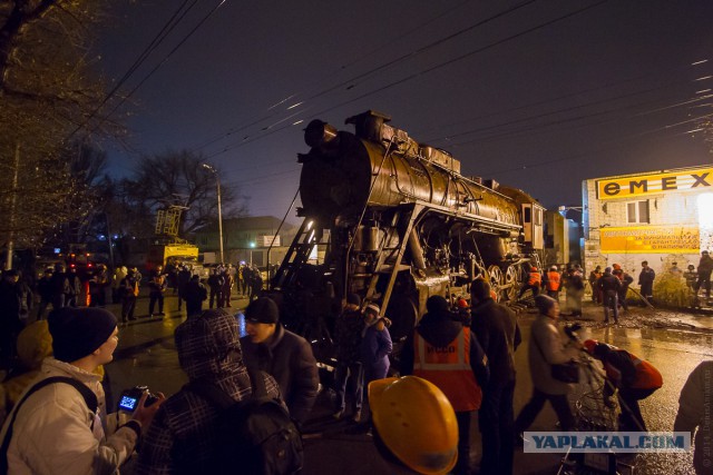 Транспортировка паровоза в Саратове