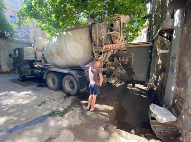 Одесса:  Жители дома на Греческой залили бетоном бизнес одесского депутата