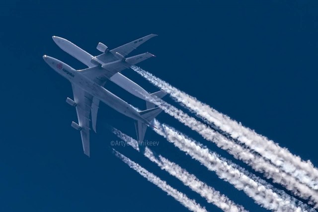 Boeing 747 обгоняет Gulfstream IV