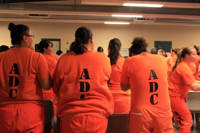 В американской женской тюрьме две сокамерницы забеременели от третьей