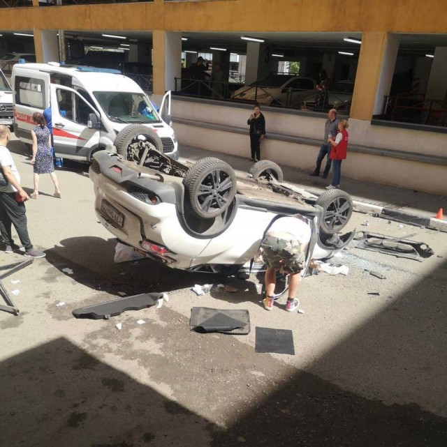 Машина с женщиной внутри слетела со второго этажа парковки в московском ТЦ "Филион"