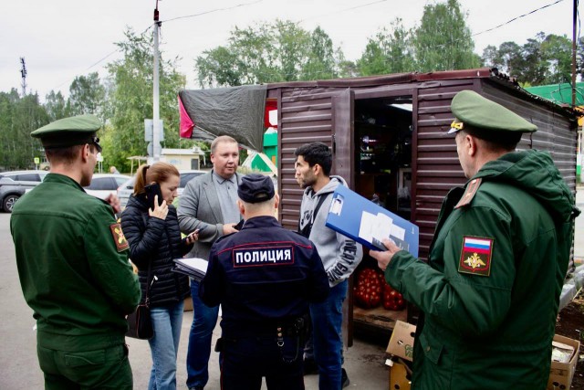 Получившим паспорт РФ мигрантам вручают повестки